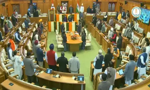 दिल्ली विधानसभा में मास्क लगाकर पहुंचे AAP विधायक, प्रदूषण के मुद्दे पर हंगामा