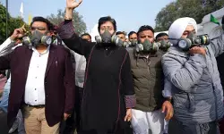 प्रदूषण से घुट रहा दिल्लीवालों का दम, आप विधायकों का मास्क लगा विधानसभा में जबरदस्त प्रदर्शन