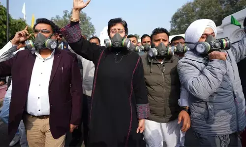प्रदूषण से घुट रहा दिल्लीवालों का दम, आप विधायकों का मास्क लगा विधानसभा में जबरदस्त प्रदर्शन