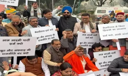 दिल्ली विधानसभा में कुत्तों के मुद्दे पर हंगामा, बीजेपी की मांग- केजरीवाल माफी मांगें