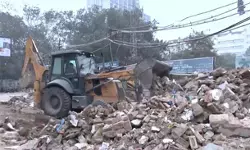 तुर्कमान गेट में अवैध निर्माण पर बुलडोजर, पुलिस पर पत्थरबाजी से 5 जवान घायल