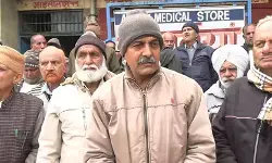 हिमाचल प्रदेश : सरकार के खिलाफ सड़कों पर उतरे एचआरटीसी पेंशनर्स,  टाइम पर पेंशन न मिलने पर किया प्रदर्शन