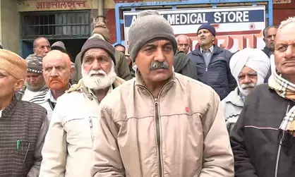 हिमाचल प्रदेश : सरकार के खिलाफ सड़कों पर उतरे एचआरटीसी पेंशनर्स,  टाइम पर पेंशन न मिलने पर किया प्रदर्शन