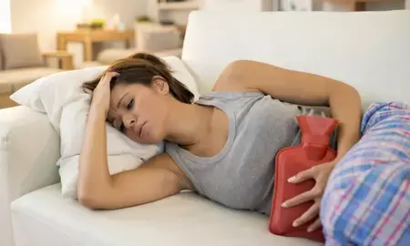 अदरक की चाय पीरियड के दर्द में राहत देने का असरदार तरीका, सूजन और पेट की ऐंठन को कम करने का घरेलु उपाय