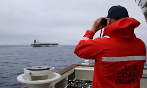 रूसी तेल टैंकर की जब्ती से बढ़ी वैश्विक तनातनी: अमेरिका का सख्त संदेश, रूस ने बताया समुद्री डकैती