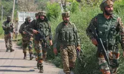 कठुआ में सुरक्षाबलों और आतंकवादियों के बीच मुठभेड़ जारी