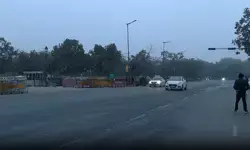 दिल्ली-एनसीआर में कड़ाके की ठंड; ठंडी हवाओं ने बढ़ाई ठिठुरन, प्रदूषण में कमी