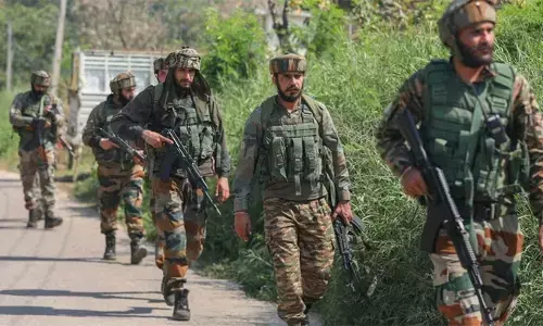 कठुआ में सुरक्षाबलों और आतंकवादियों के बीच मुठभेड़ जारी