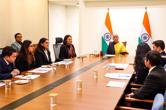 वित्त मंत्री ने दिल्ली यूनिवर्सिटी के छात्रों के साथ की आने वाले बजट पर चर्चा वित्त मंत्री ने दिल्ली यूनिवर्सिटी के छात्रों के साथ की आने वाले बजट पर चर्चा