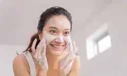 केमिकल से भरे फेस वॉश से दोगुना फायदे देंगे ये प्राकृतिक नुस्खे, खिल उठेगा चेहरा