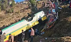 हिमाचल प्रदेश : सिरमौर में खाई में गिरी बस, 14 लोगों की मौत, 35 घायल