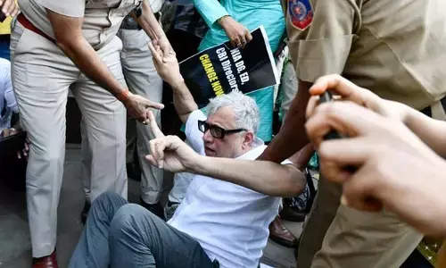 अमित शाह के दफ्तर के बाहर टीएमसी सांसदों का धरना, पुलिस ने हिरासत में लिया