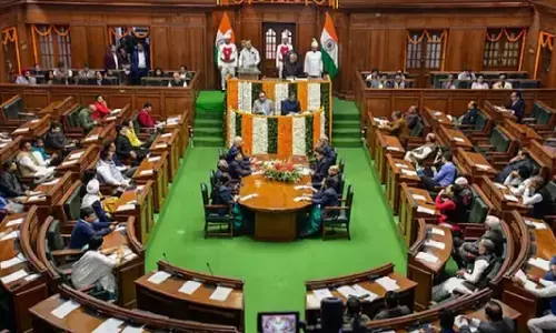 दिल्ली विधानसभा में जबरदस्त हंगामा, मार्शल आउट किए गए AAP विधायक संजीव झा