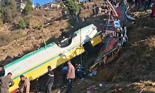 हिमाचल प्रदेश : सिरमौर में खाई में गिरी बस, 14 लोगों की मौत, 35 घायल