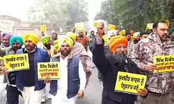 फर्जी वीडियो और बेअदबी के खिलाफ AAP का पंजाब में जोरदार प्रदर्शन फर्जी वीडियो और बेअदबी के खिलाफ AAP का पंजाब में जोरदार प्रदर्शन