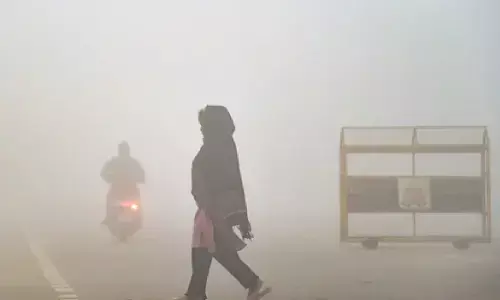 Weather Update: उत्तर भारत में भीषण शीतलहर के बीच घने कोहरे का कहर, पहाड़ों पर बर्फबारी; दिल्ली में राहत की आस