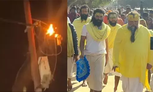 वृंदावन में संत प्रेमानंद महाराज के फ्लैट में आग, सोसायटी में मची अफरातफरी वृंदावन में संत प्रेमानंद महाराज के फ्लैट में आग, सोसायटी में मची अफरातफरी