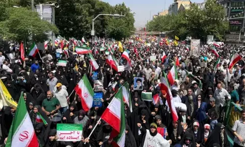 ईरान में बढ़ते संकट के बीच भारत की एडवाइजरी, नागरिकों से तुरंत निकलने की अपील; 2000 कश्मीरी छात्र फंसे