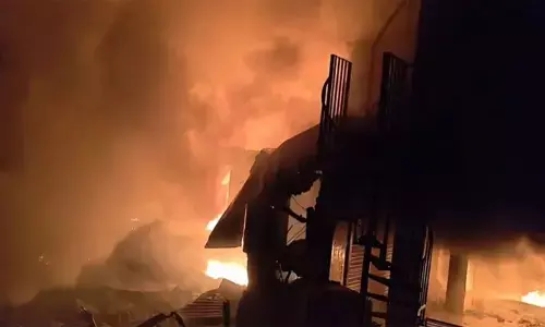 हिमाचल के अर्की बाजार में भीषण आग, मासूम की मौत और कई घायल हिमाचल के अर्की बाजार में भीषण आग, मासूम की मौत और कई घायल