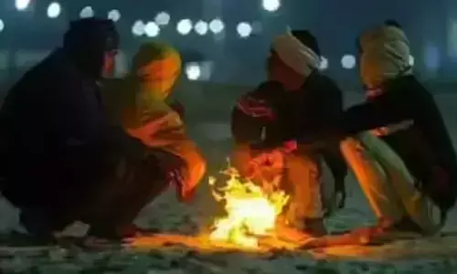 धार्मिक जलसों का शोर और सर्दी के सितम से मरते लोग