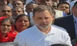 इंदौर पहुंचे राहुल गांधी, दूषित पानी से बीमार मरीजों और मृतकों के परिजनों से की मुलाकात, 1-1 लाख के चेक दिए