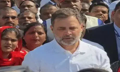 इंदौर पहुंचे राहुल गांधी, दूषित पानी से बीमार मरीजों और मृतकों के परिजनों से की मुलाकात, 1-1 लाख के चेक दिए