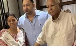 आईआरसीटीसी होटल घोटाला : लालू परिवार की याचिकाओं पर दिल्ली हाईकोर्ट में सुनवाई सोमवार को आईआरसीटीसी होटल घोटाला : लालू परिवार की याचिकाओं पर दिल्ली हाईकोर्ट में सुनवाई सोमवार को