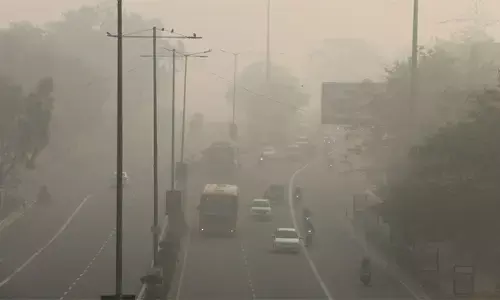 दिल्ली में जहरीली धुंध और घना कोहरा, AQI 437 पर पहुंचा