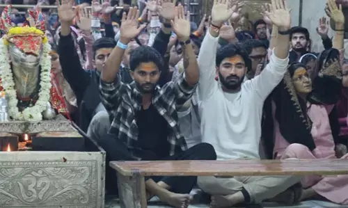 महाकालेश्वर मंदिर में दर्शन पूजन करने पहुंचे भारतीय क्रिकेट टीम के खिलाड़ी नीतीश कुमार रेड्डी