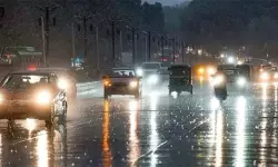 दिल्ली-NCR में सुबह की बारिश से बदला मौसम, तापमान में गिरावट