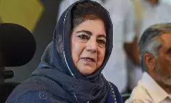 पत्रकारों के समन पर महबूबा का सवाल, उमर की चुप्पी पर नाराज़गी