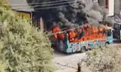 उज्जैन के ताराना में फिर भड़की हिंसा, भीड़ ने कई घरों पर की पत्थरबाजी, बस भी फूंकी उज्जैन के ताराना में फिर भड़की हिंसा, भीड़ ने कई घरों पर की पत्थरबाजी, बस भी फूंकी