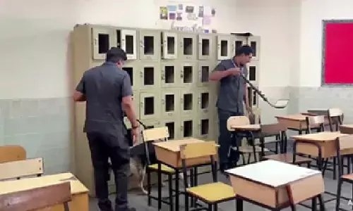 नोएडा में कई स्कूलों को बम से उड़ाने की धमकी, ई-मेल से मची अफरा-तफरी, जांच में जुटे अधिकारी नोएडा में कई स्कूलों को बम से उड़ाने की धमकी, ई-मेल से मची अफरा-तफरी, जांच में जुटे अधिकारी