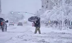 अमेरिका में बर्फीले तूफान के चलते 8,300 उड़ानें रद्द, 17 राज्यों में आपातकाल, आधी आबादी पर पड़ सकता है असर