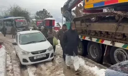 जम्मू-कश्मीर: बर्फबारी के बाद बीच रास्ते से लौटे गुलाम अली खटाना, भाजपा सांसद ने जताई नाराजगी