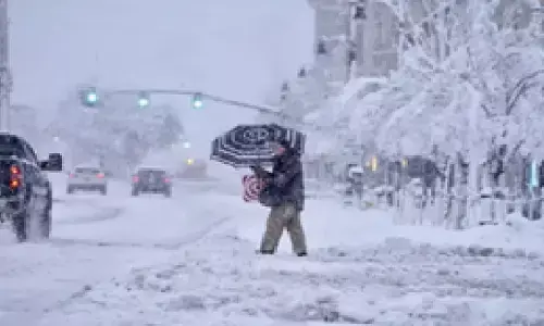 अमेरिका में बर्फीले तूफान के चलते 8,300 उड़ानें रद्द, 17 राज्यों में आपातकाल, आधी आबादी पर पड़ सकता है असर
