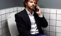 टॉयलेट में मोबाइल इस्तेमाल करने की आदत बिगाड़ देगी सेहत, शरीर बन जाएगा बीमारियों का घर