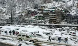 मनाली में 15 KM लंबा ट्रैफिक जाम, बिजली-पानी की सप्लाई ठप; पर्यटक गाड़ियों में रात बिताने को मजबूर मनाली में 15 KM लंबा ट्रैफिक जाम, बिजली-पानी की सप्लाई ठप; पर्यटक गाड़ियों में रात बिताने को मजबूर