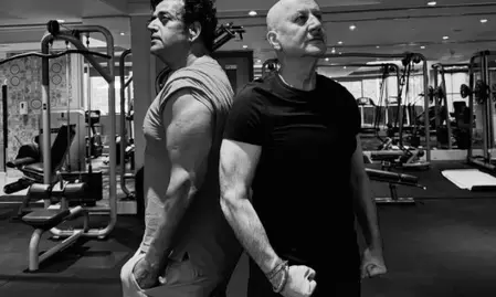 जिम में अनुपम खेर और रवि किशन का स्टाइलिश अंदाज़, फैंस हुए प्रेरित