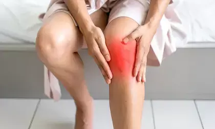 सर्दियों में क्यों बढ़ जाता है घुटनों का दर्द? जानिए कारण और आयुर्वेदिक इलाज सर्दियों में क्यों बढ़ जाता है घुटनों का दर्द? जानिए कारण और आयुर्वेदिक इलाज