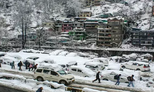 मनाली में 15 KM लंबा ट्रैफिक जाम, बिजली-पानी की सप्लाई ठप; पर्यटक गाड़ियों में रात बिताने को मजबूर मनाली में 15 KM लंबा ट्रैफिक जाम, बिजली-पानी की सप्लाई ठप; पर्यटक गाड़ियों में रात बिताने को मजबूर