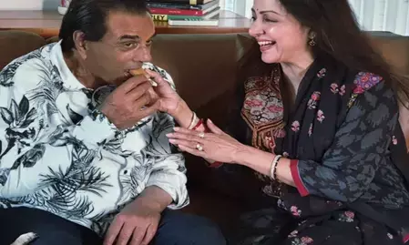 मरणोपरांत धर्मेंद्र को पद्म विभूषण मिलने से खुशी से गदगद हुईं हेमा मालिनी, विजय देवरकोंडा ने भी दी बधाई