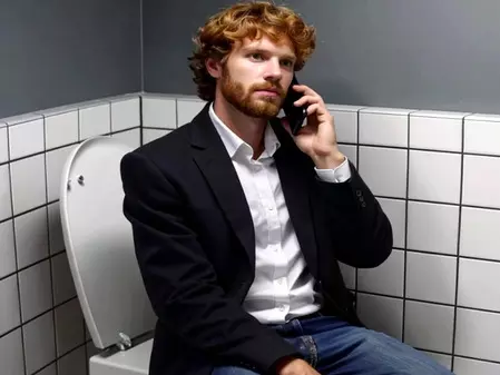 टॉयलेट में मोबाइल इस्तेमाल करने की आदत बिगाड़ देगी सेहत, शरीर बन जाएगा बीमारियों का घर टॉयलेट में मोबाइल इस्तेमाल करने की आदत बिगाड़ देगी सेहत, शरीर बन जाएगा बीमारियों का घर