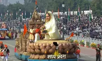 गणतंत्र दिवस की परेड में मध्य प्रदेश की झांकी अहिल्याबाई को समर्पित गणतंत्र दिवस की परेड में मध्य प्रदेश की झांकी अहिल्याबाई को समर्पित