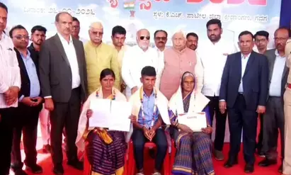 कर्नाटक: सोने का खजाना सौंपने वाले गडग के रिट्टी परिवार के लिए विशेष पुरस्कार की घोषणा कर्नाटक: सोने का खजाना सौंपने वाले गडग के रिट्टी परिवार के लिए विशेष पुरस्कार की घोषणा