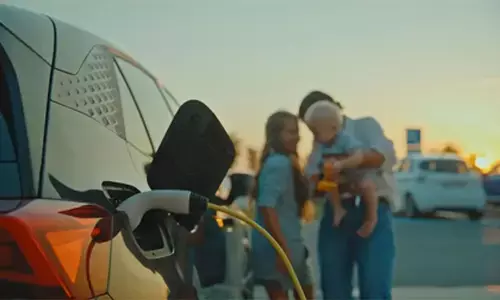 इलेक्ट्रिक वाहनों को अपनाने से वायु प्रदूषण को कम करने में मिल रही मदद : रिपोर्ट