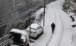 श्रीनगर में बर्फबारी का कहर : उड़ानें रद्द, हाईवे बंद श्रीनगर में बर्फबारी का कहर : उड़ानें रद्द, हाईवे बंद