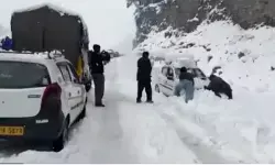 शिमला-मनाली में बर्फबारी का कहर, हजारों पर्यटक फंसे