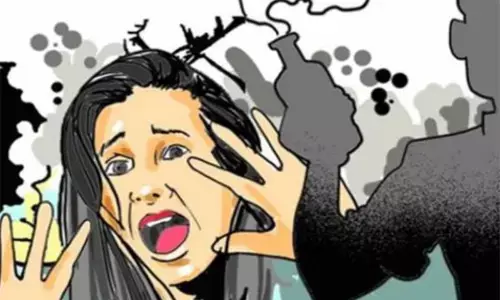 पूर्वी चंपारण में सनकी युवक का हमला, युवती पर फेंका तेजाब पूर्वी चंपारण में सनकी युवक का हमला, युवती पर फेंका तेजाब