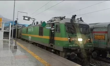 खराब मौसम में यात्रियों का सहारा: जम्मू डिवीजन ने चलाई स्पेशल रिजर्व ट्रेन खराब मौसम में यात्रियों का सहारा: जम्मू डिवीजन ने चलाई स्पेशल रिजर्व ट्रेन